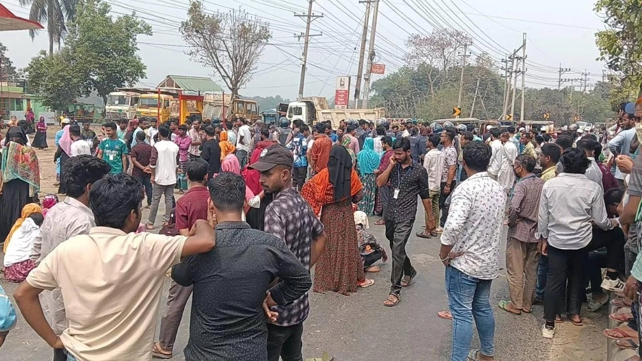 ভালুকায় বকেয়া বেতন ও ঈদ বোনাসের দাবিতে মহাসড়ক অবরোধ