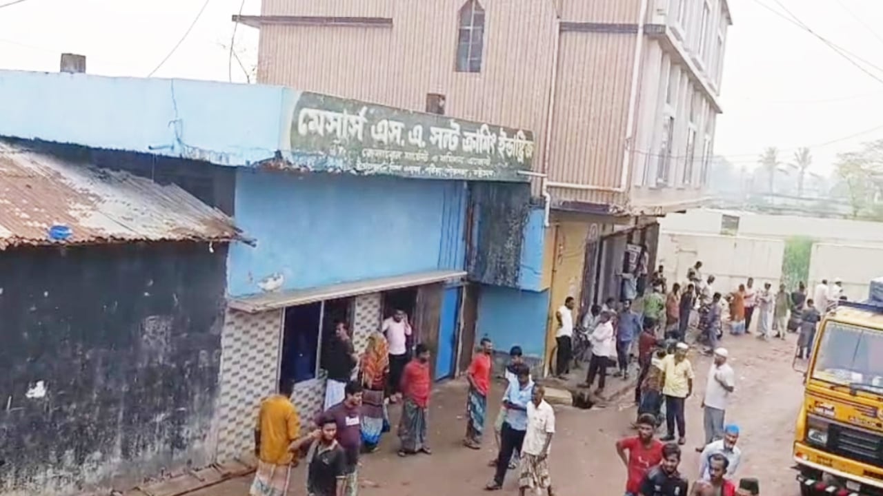 পটিয়ায় লবণ মিল শ্রমিকদের কর্মবিরতি, ক্যাশিয়ার উধাও