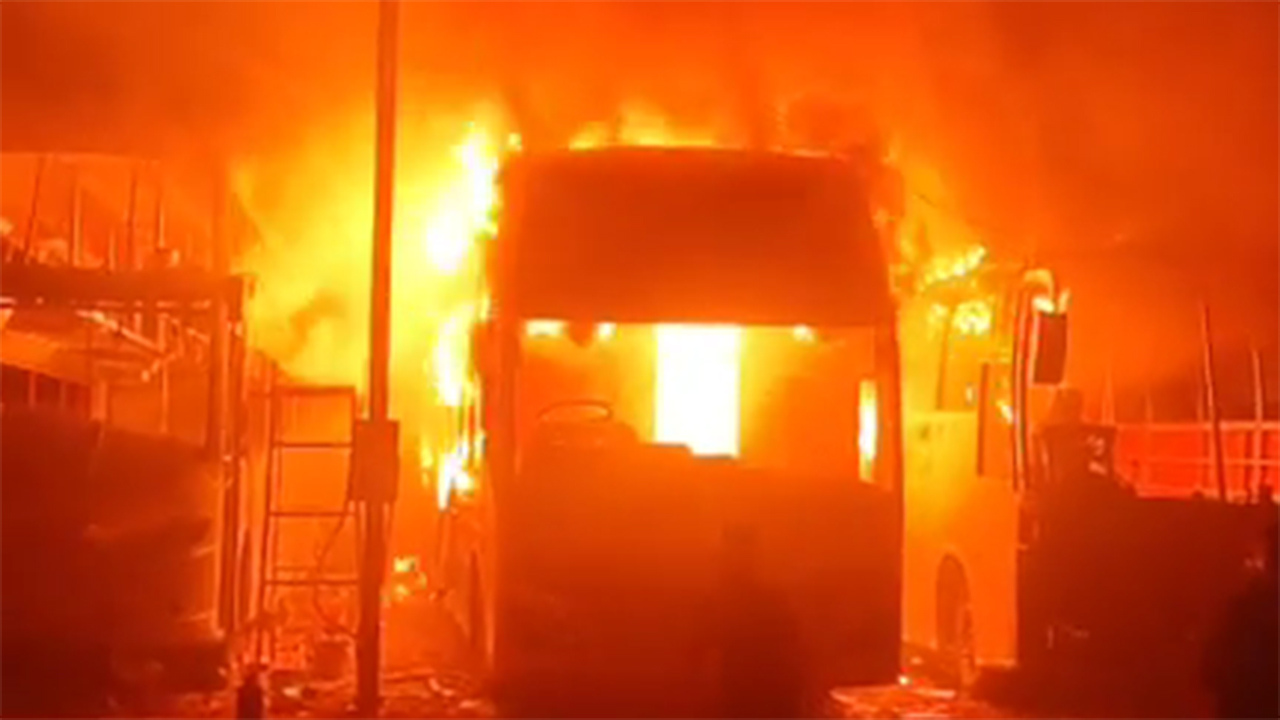 সাভারে বাসে আগুন, নিয়ন্ত্রণে দুই ফায়ার ইউনিট