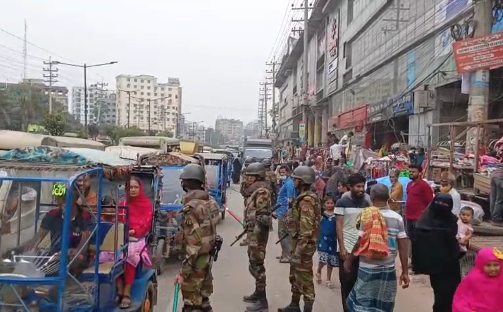 হকার উচ্ছেদে সাভার বাজার বাসস্ট্যান্ড এলাকায় অভিযান