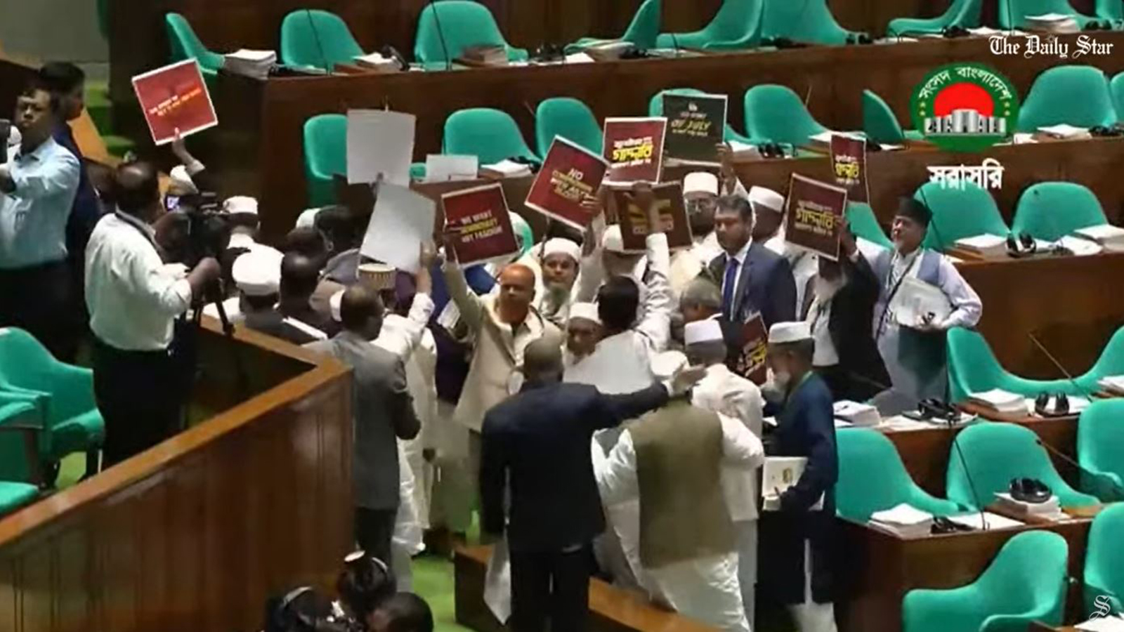 পতেঙ্গায় বাল্কহেড থেকে সাড়ে ৫ কোটি টাকার ইয়াবা উদ্ধার, আটক ৫