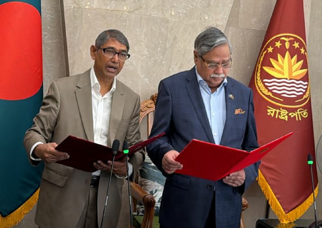 মন্ত্রিসভায় নতুন সদস্য হিসেবে শপথ নিলেন আহমেদ আযম খান