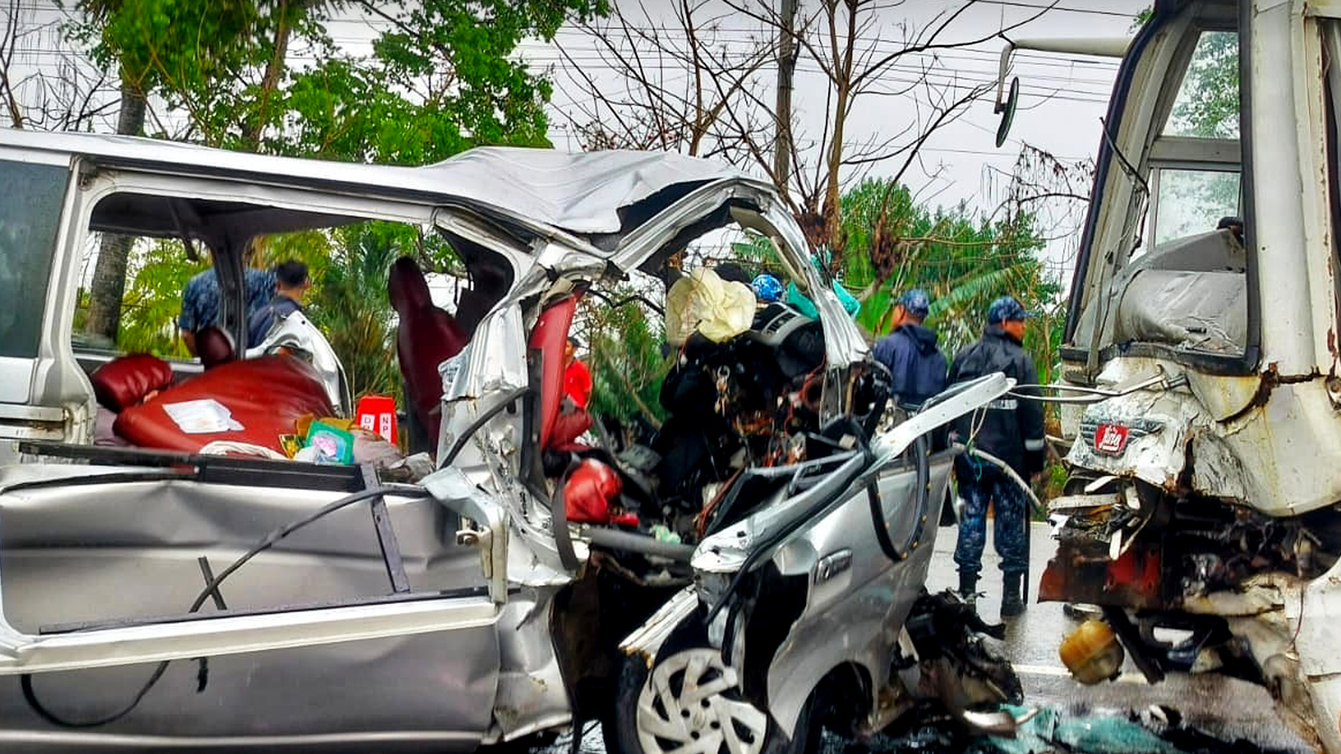 দুপুরে হাসি-আনন্দে বিয়ে, বিকেলে সড়কে ঝরল বর-কনেসহ ১৩ জনের