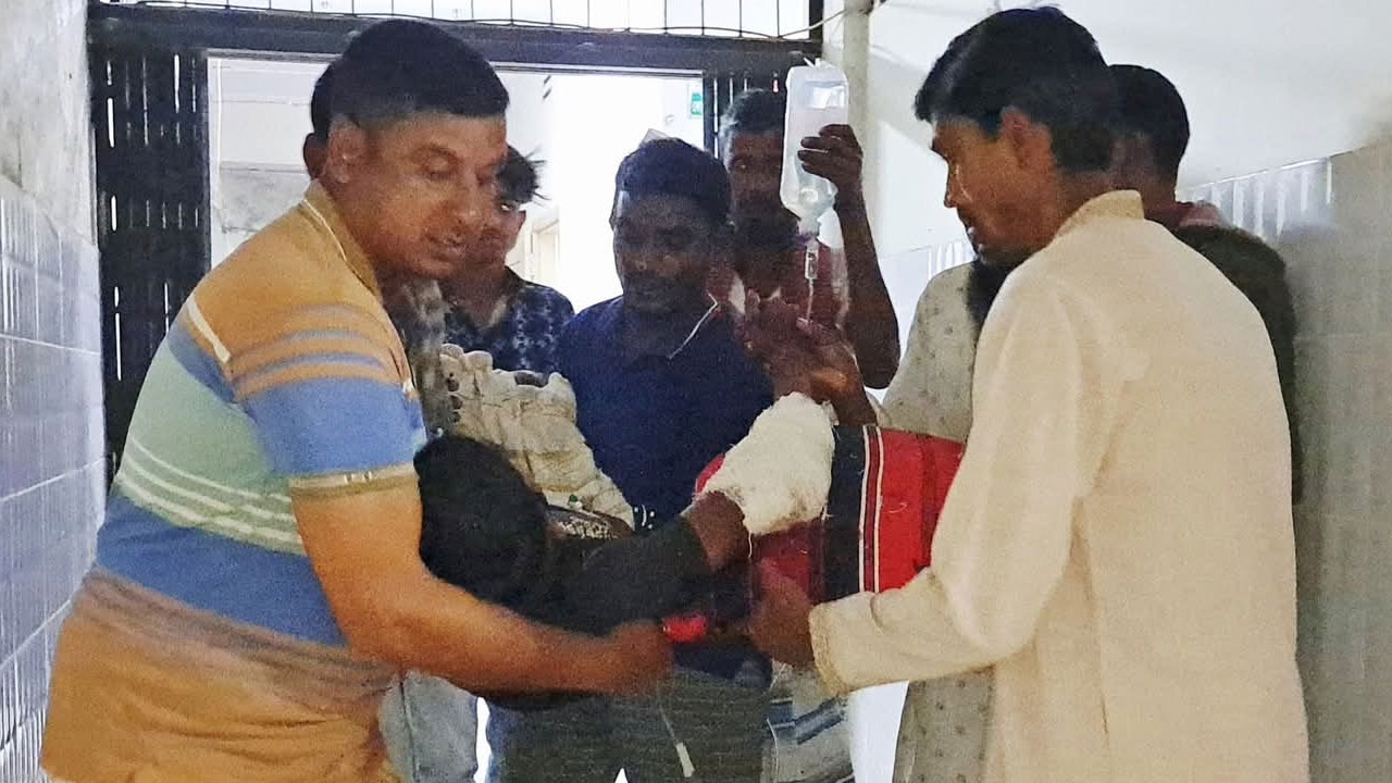 পাবনায় চায়ের দোকানে গুলি, আহত ২