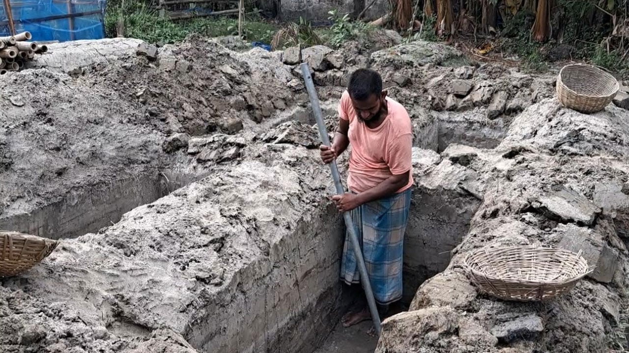 মোংলায় একই পরিবারের ৯ সদস্যের জন্য খোঁড়া হলো ৯টি কবর