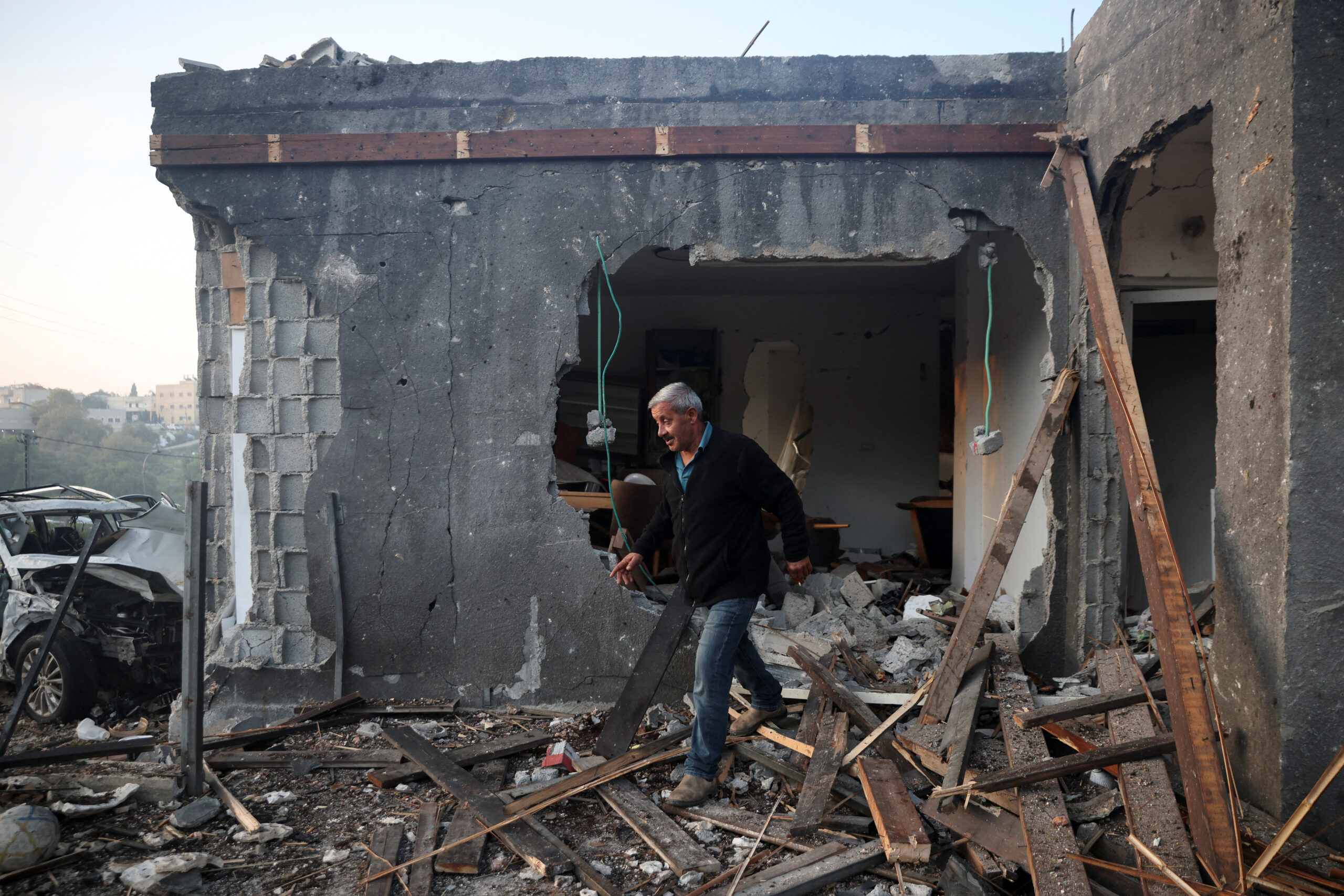 ইসরায়েলের উত্তরাঞ্চলে ইরানের ব্যাপক ক্ষেপণাস্ত্র হামলা, আহত অন্তত ৫৮