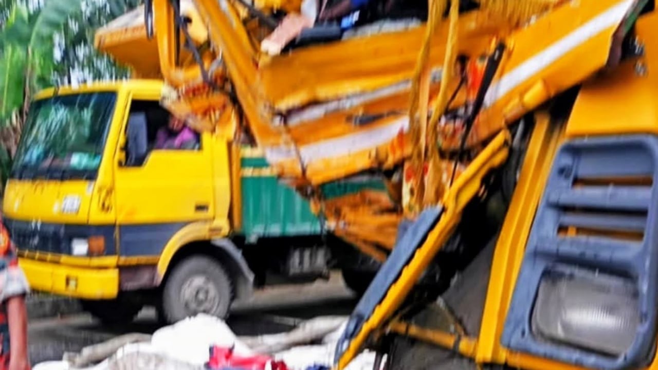 রংপুরে দুই ট্রাকের সংঘর্ষে দুজন নিহত