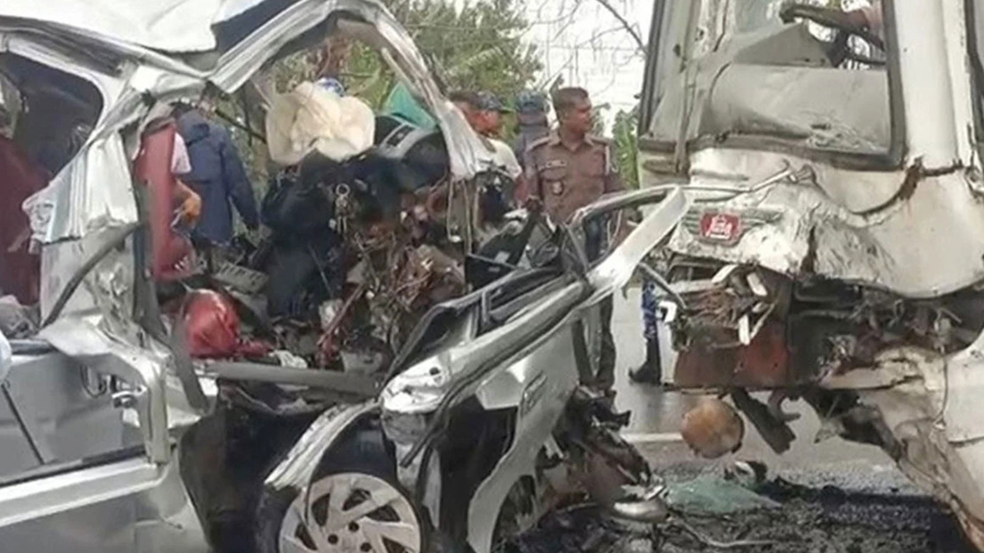 বাগেরহাটে সড়ক দুর্ঘটনায় নিহত ১৪ জনের মরদেহ হস্তান্তর