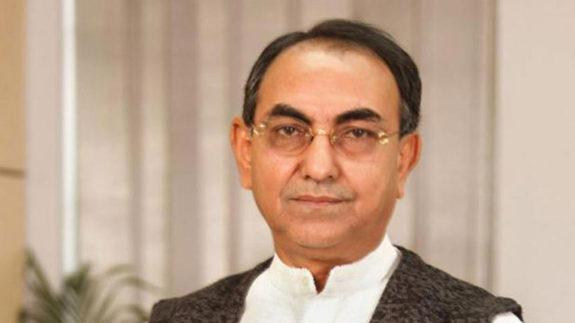 প্রধানমন্ত্রী মির্জা আব্বাসকে দেখতে হাসপাতালে গেছেন