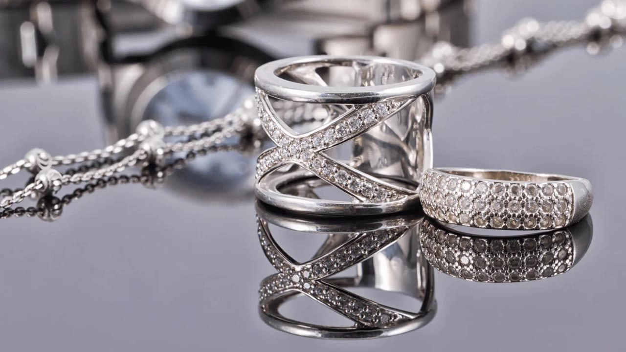 রুপার দাম আবার কমলো, নতুন দাম ৬ হাজার ৬৫ টাকা