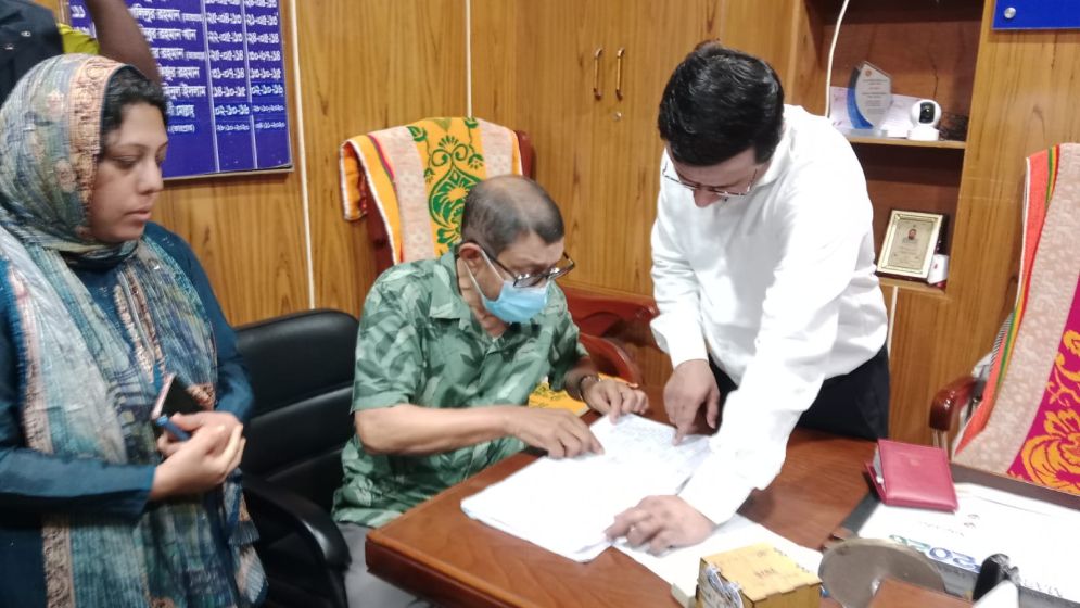 সকাল সকাল স্বাস্থ্য কমপ্লেক্সে হাজির স্বাস্থ্যমন্ত্রী, অতঃপর…