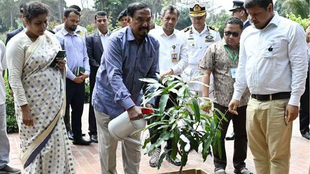 সংসদ প্রাঙ্গণে গাছ লাগালেন স্পিকার ও ডেপুটি স্পিকার