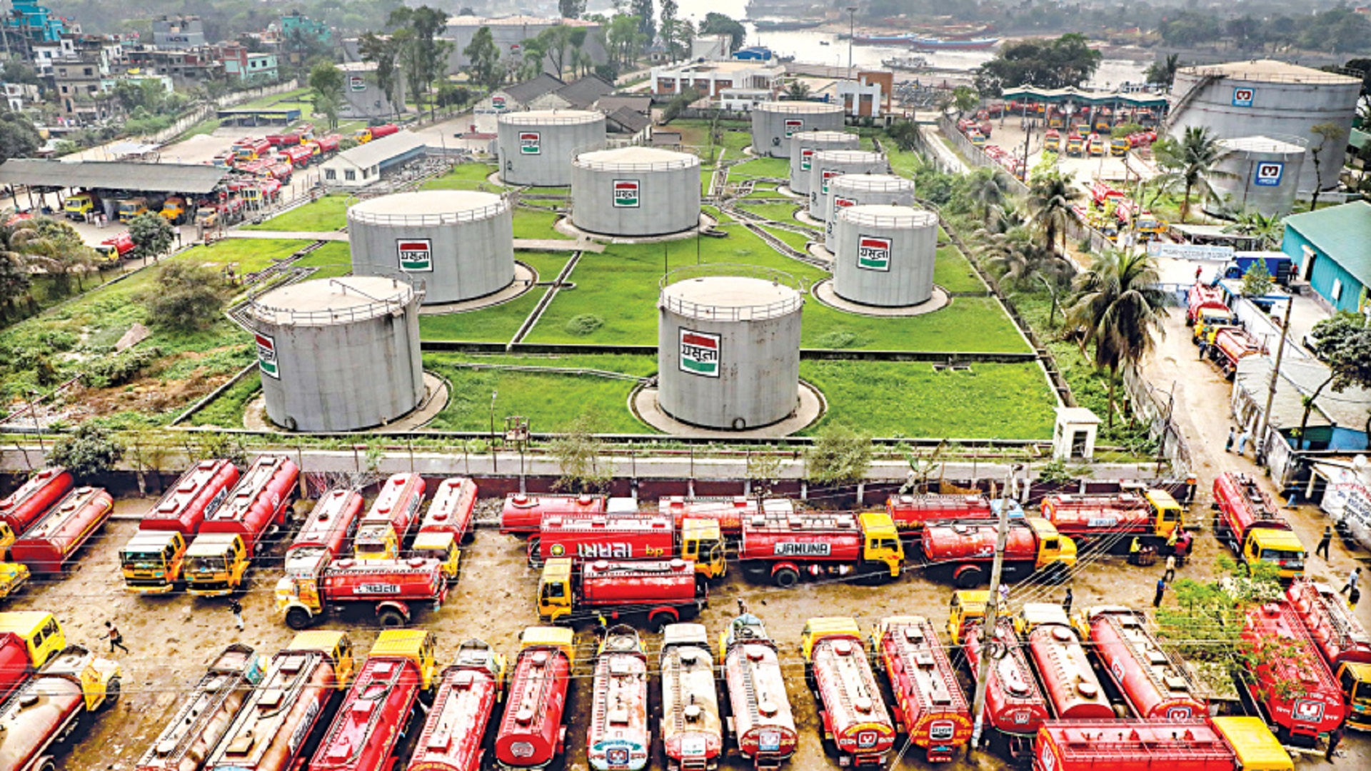 খুলনাসহ ১৫ জেলায় পাম্প ও ট্যাংক লরিতে তেল নেওয়া বন্ধ