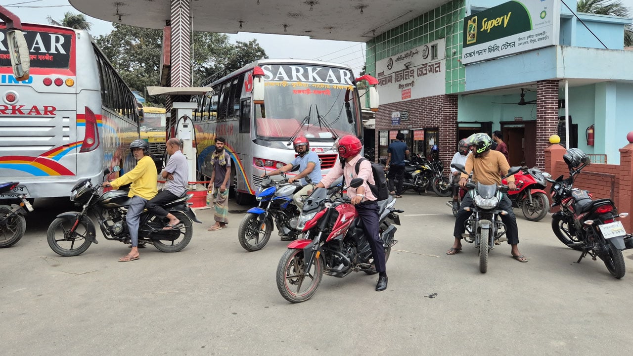 তেল সংকট, চালকরা দুই দিন ধরে অপেক্ষা করছেন