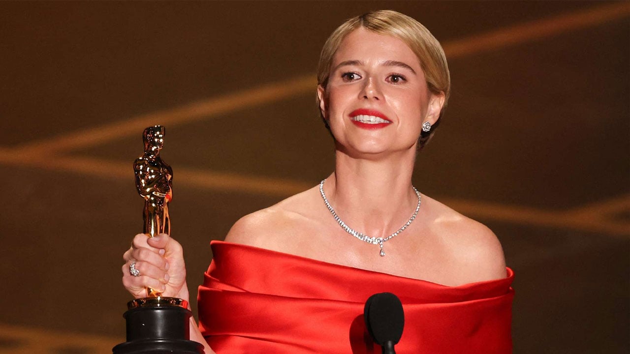 অস্কারে সেরা অভিনেত্রী হলেন জেসি বাকলি