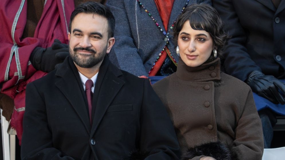 রাজনৈতিক উত্তাপে ঘিরে নিউইয়র্ক মেয়র ও তার স্ত্রীর শিল্পকর্ম