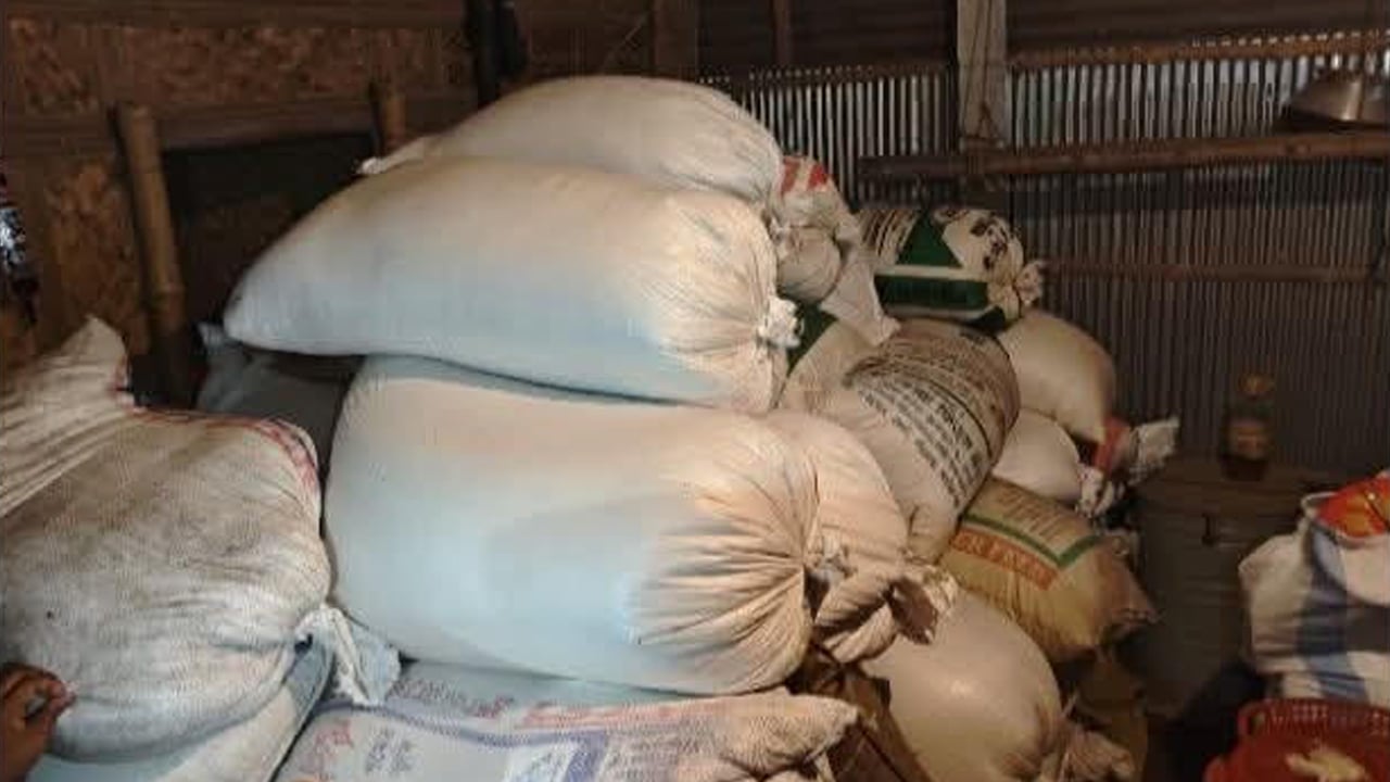 ৭২ বস্তা ভিজিএফের চাল জব্দ