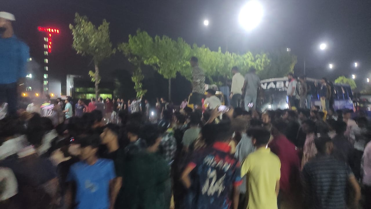 বকেয়া বেতনের দাবিতে মহাসড়ক অবরোধ, পুলিশ সরিয়ে নিলো