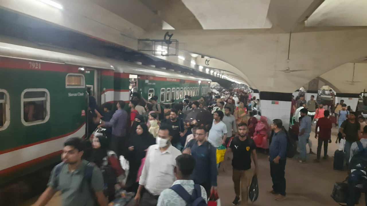 ট্রেনে উঠতে না পারার শঙ্কায় যাত্রীরা স্টেশনে হাজির