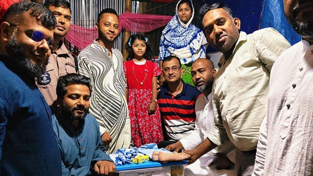 প্রধানমন্ত্রীর ঈদ উপহার পেল চা বিক্রেতা নানি-নাতনি