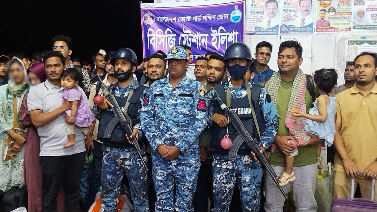 ঝড়ে আটকে পড়া লঞ্চের ১০৫ যাত্রীকে উদ্ধার করেছে কোস্ট গার্ড