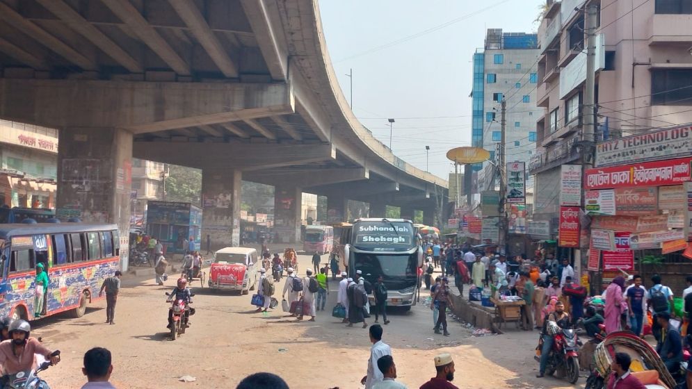 ঢাকায় ঈদ যাত্রায় বাস সংকট, অতিরিক্ত ভাড়ার অভিযোগ