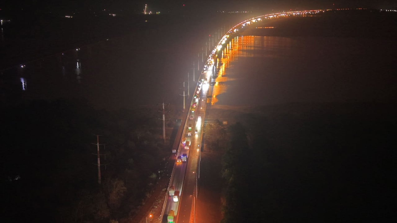 সিরাজগঞ্জ মহাসড়কে রাতেও স্বাভাবিক যান চলাচল