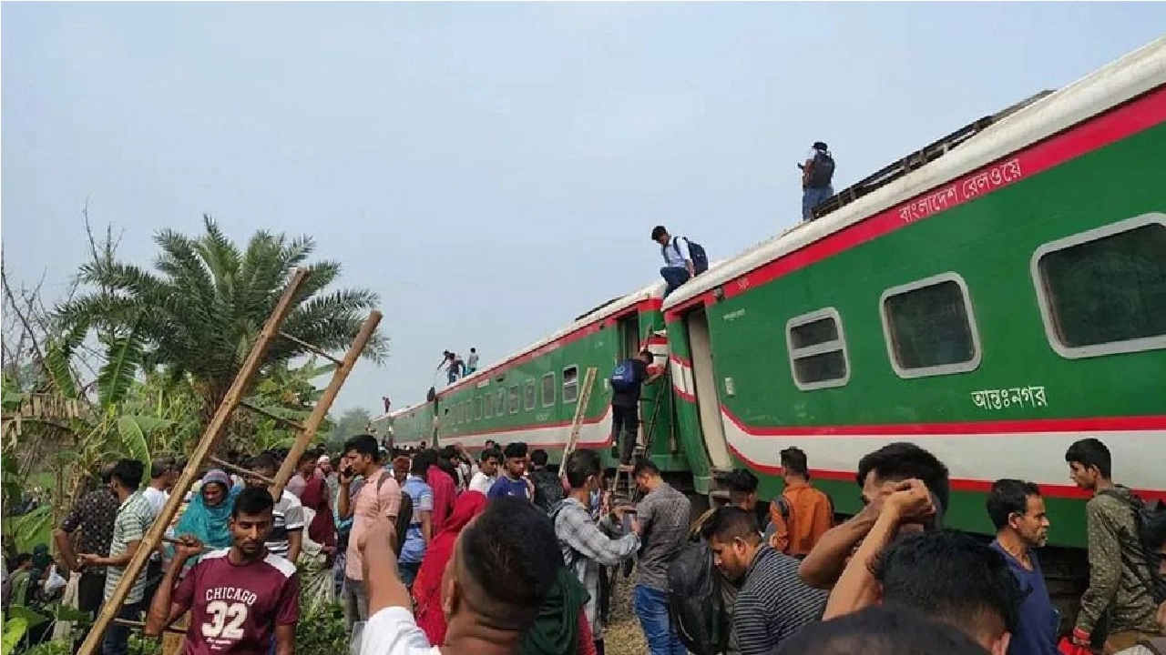 বগুড়ায় নীলসাগর এক্সপ্রেসের ৯টি বগি লাইনচ্যুত