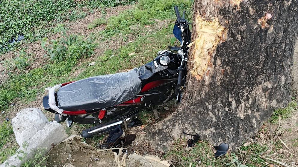 মোটরসাইকেল দুর্ঘটনায় দুই বন্ধু নিহত