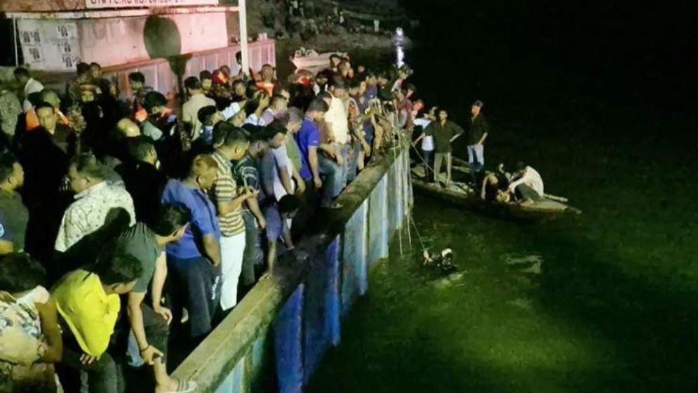 দৌলতদিয়ায় বাস নিয়ন্ত্রণ হারিয়ে নদীতে, ১৪ জনের মরদেহ উদ্ধার