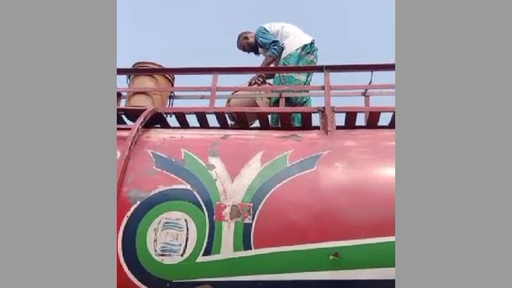 চলতি পথে ডিপোর তেল চুরি করে বিক্রির ভিডিও ভাইরাল