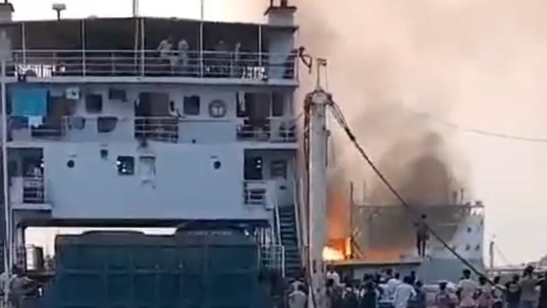 পাটুরিয়ায় ফেরিতে আগুন, আধাঘণ্টায় নিয়ন্ত্রণ