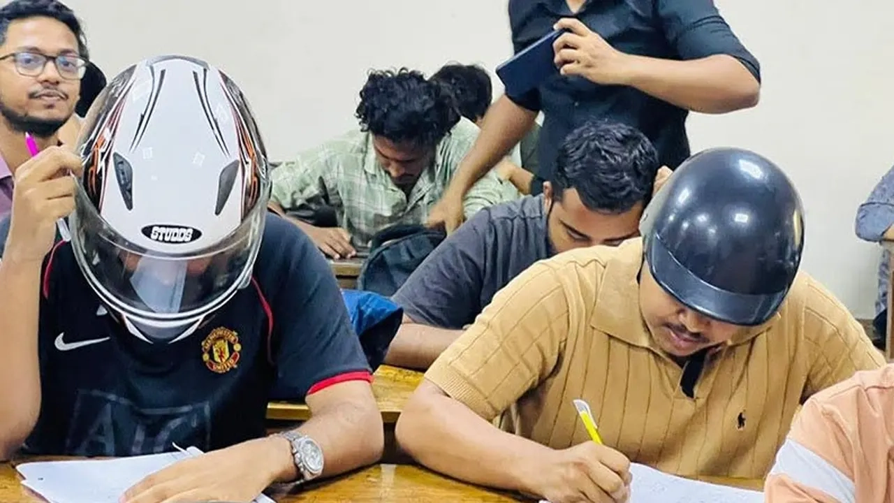 হেলমেট পরে পরীক্ষায় বসেছে জবি শিক্ষার্থীরা