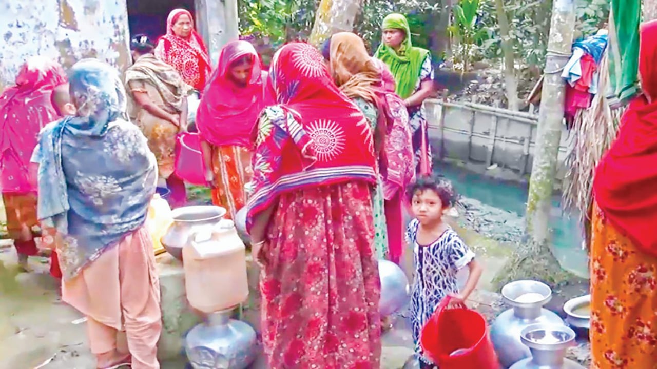 পিরোজপুরে পানির সংকটে দুই লক্ষাধিক পৌরবাসী দুর্ভোগে