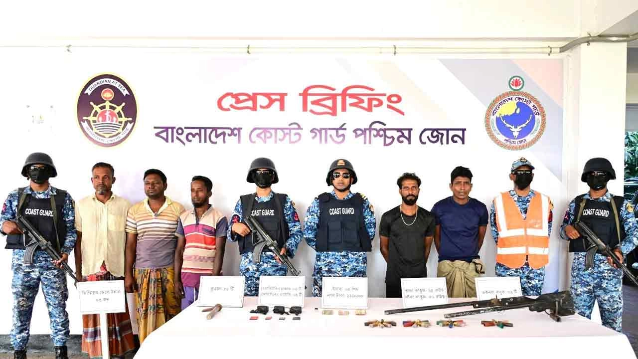সুন্দরবনে দুই বনদস্যু আটক, তিন জেলে উদ্ধার