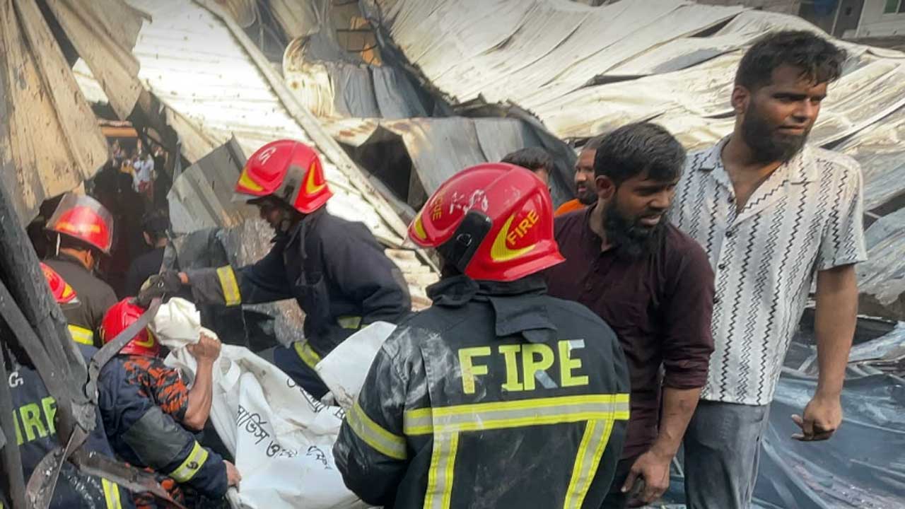 কদমতলীর গ্যাসলাইটার কারখানায় এখনো উদ্ধার কাজ চালাচ্ছে ফায়ার