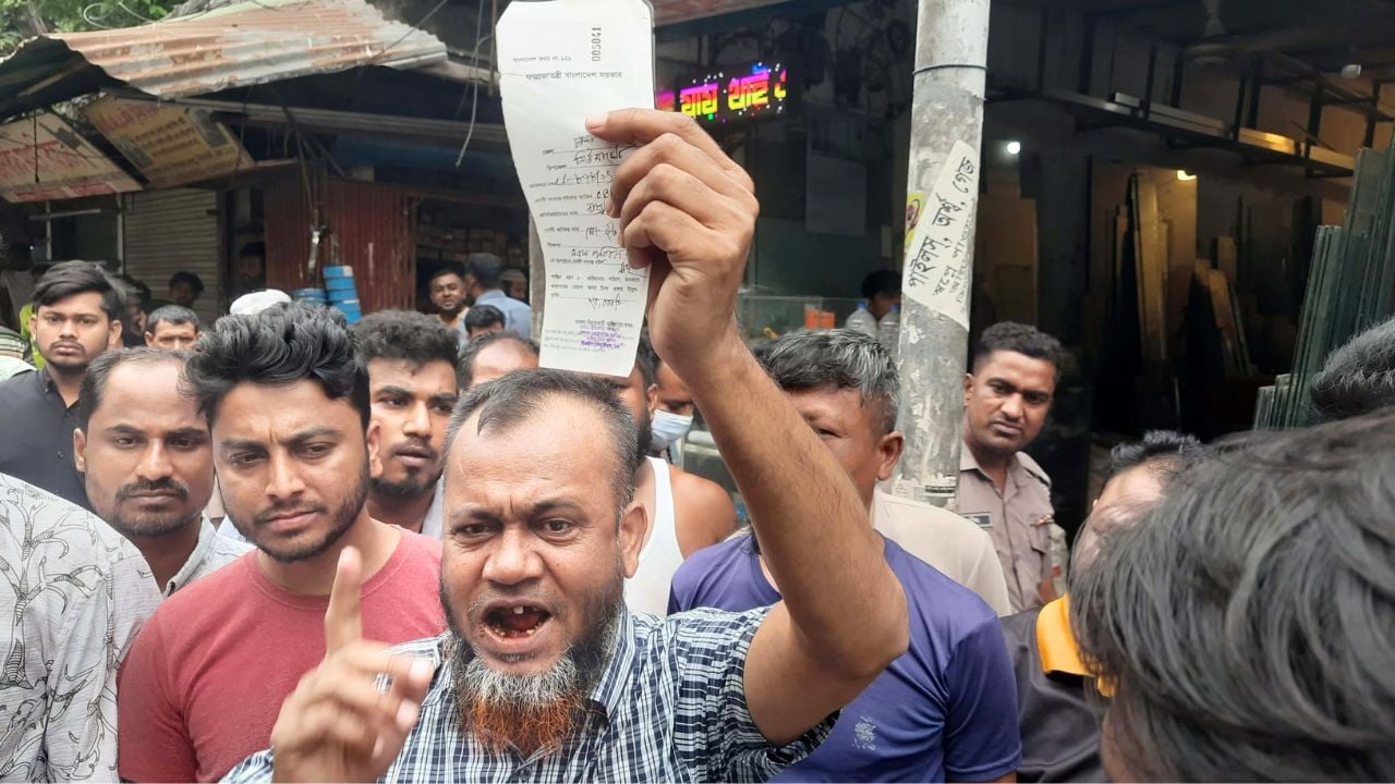 ফুটপাত দখলমুক্ত করতে ডিএমপির অভিযানে দোকানদারকে জরিমানা