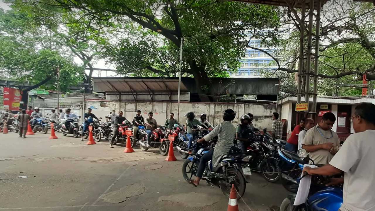 রমনা পেট্রোল পাম্পে তেল নিতে গাড়ির এক কিলোমিটার সারি