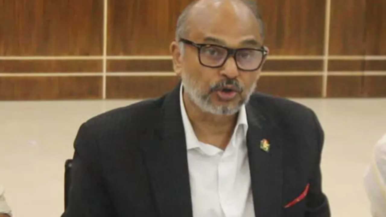 ‘সরকারি চাকরিজীবীদের নতুন বেতন কাঠামো নিয়ে সরকার কাজ করছে’