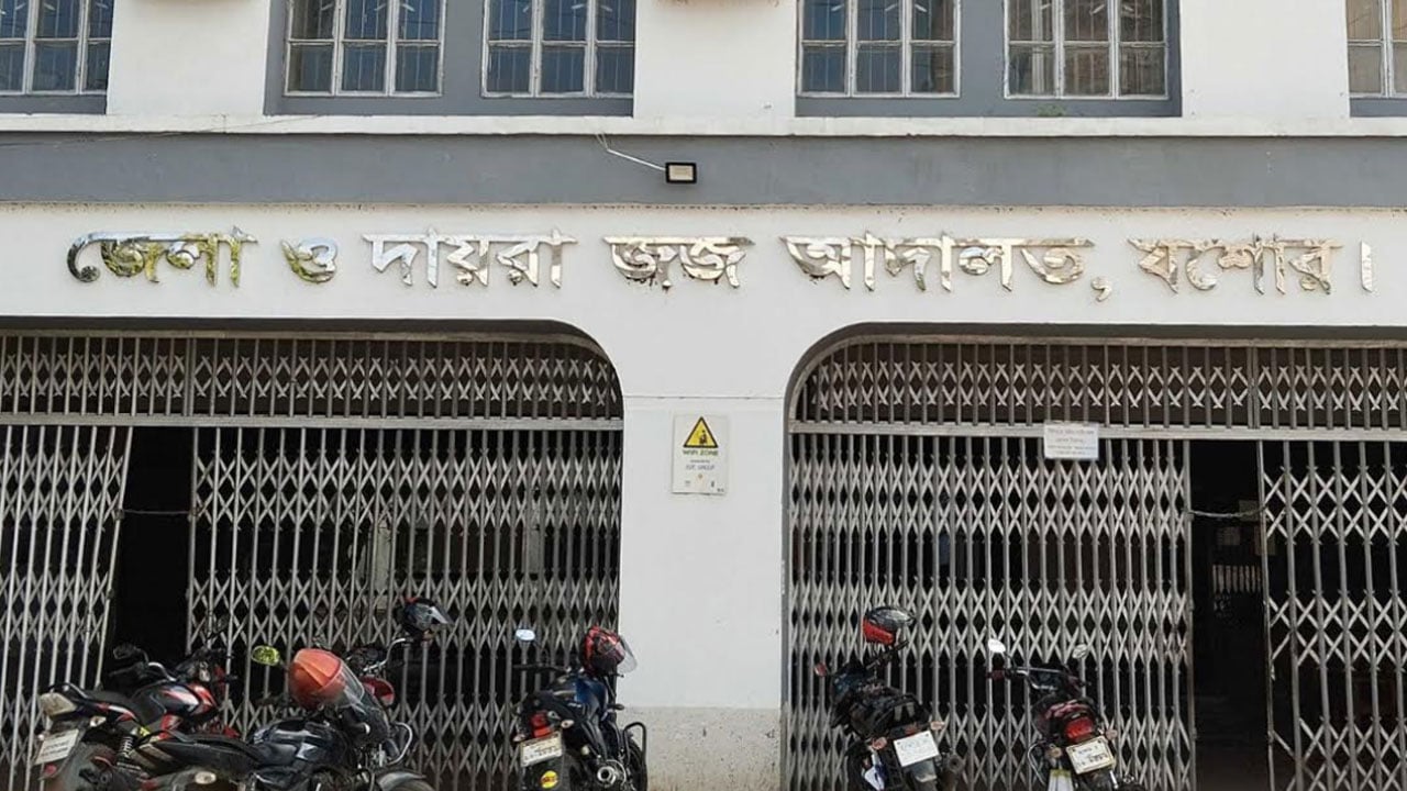 যশোরে বিচারকের বিরুদ্ধে মামলা, বাদীকে পুলিশ আটক