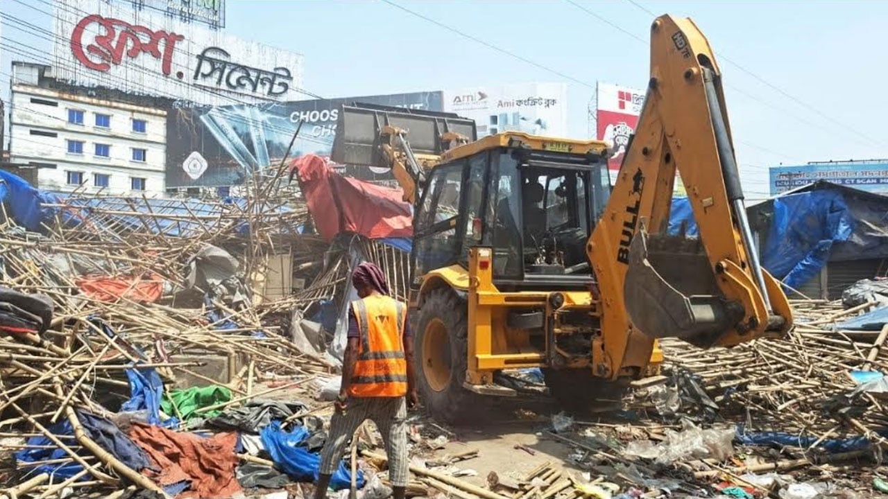 সোনারগাঁয়ে মহাসড়কের ওপর গড়ে ওঠা এক হাজার অবৈধ দোকানপাট উচ্ছেদ