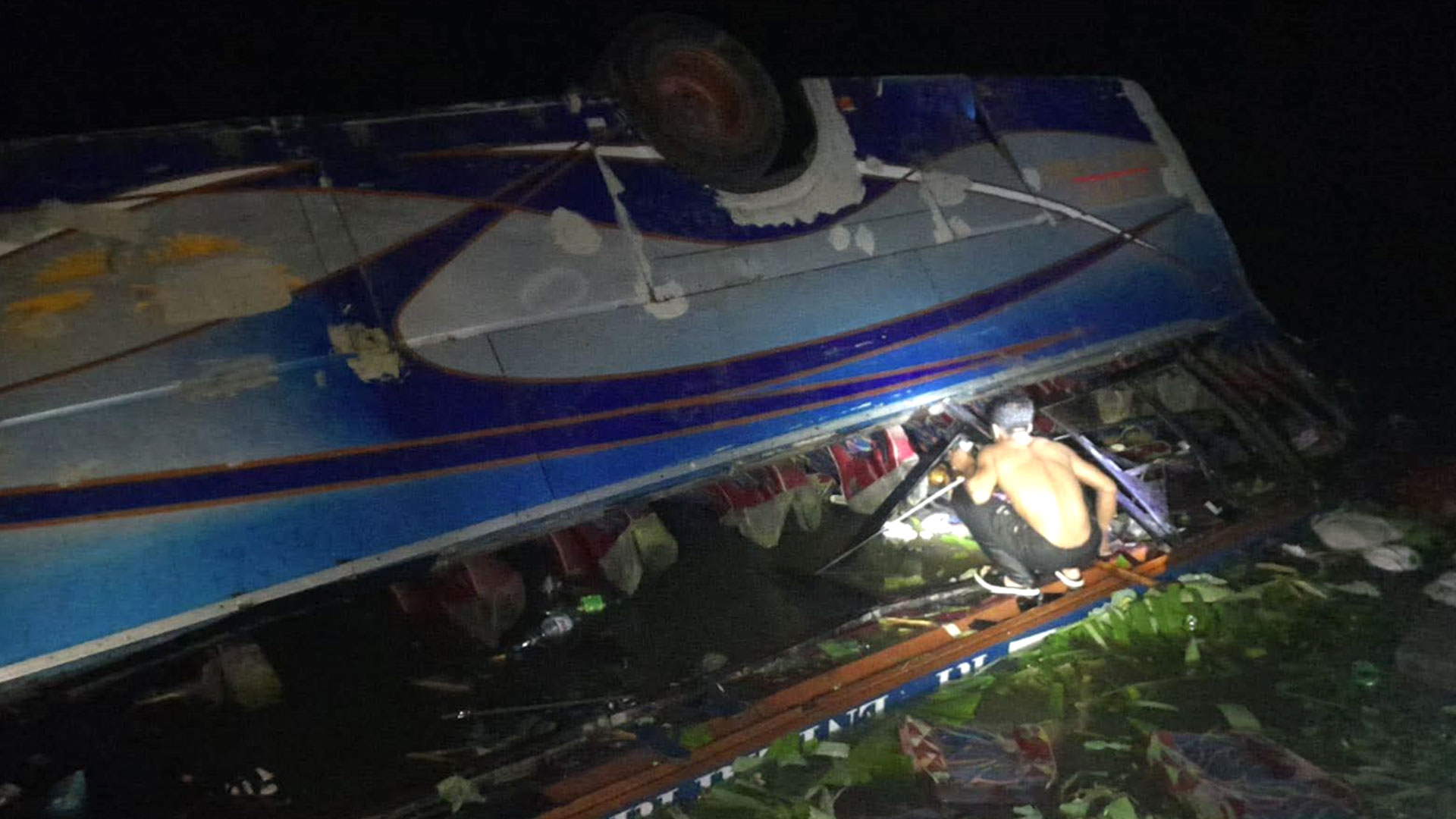 দাউদকান্দিতে বাস খাদে পড়ে একজনের মৃত্যু, আহত ১৫