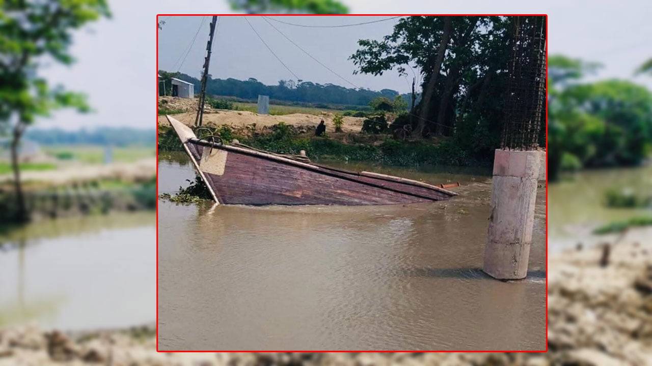 নির্মাণাধীন সেতুর শিট পাইলের ফাঁদে ডুবছে ট্রলার, হুমকিতে লবণ শিল্প