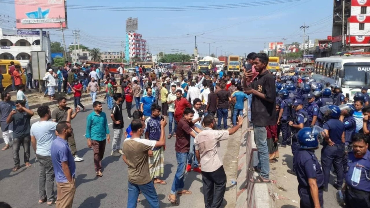 শ্রমিকদের সরিয়ে মহাসড়কে যান চলাচল স্বাভাবিক করল পুলিশ