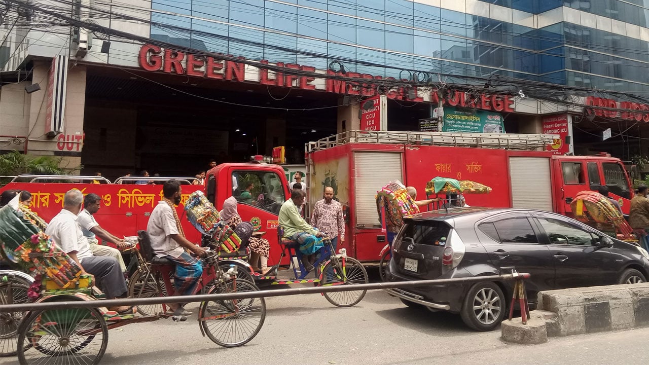 রাজধানীর গ্রিনরোডে হাসপাতালে আগুন, ফায়ার সার্ভিসের দুটি ইউনিট নিয়ন্ত্রণে