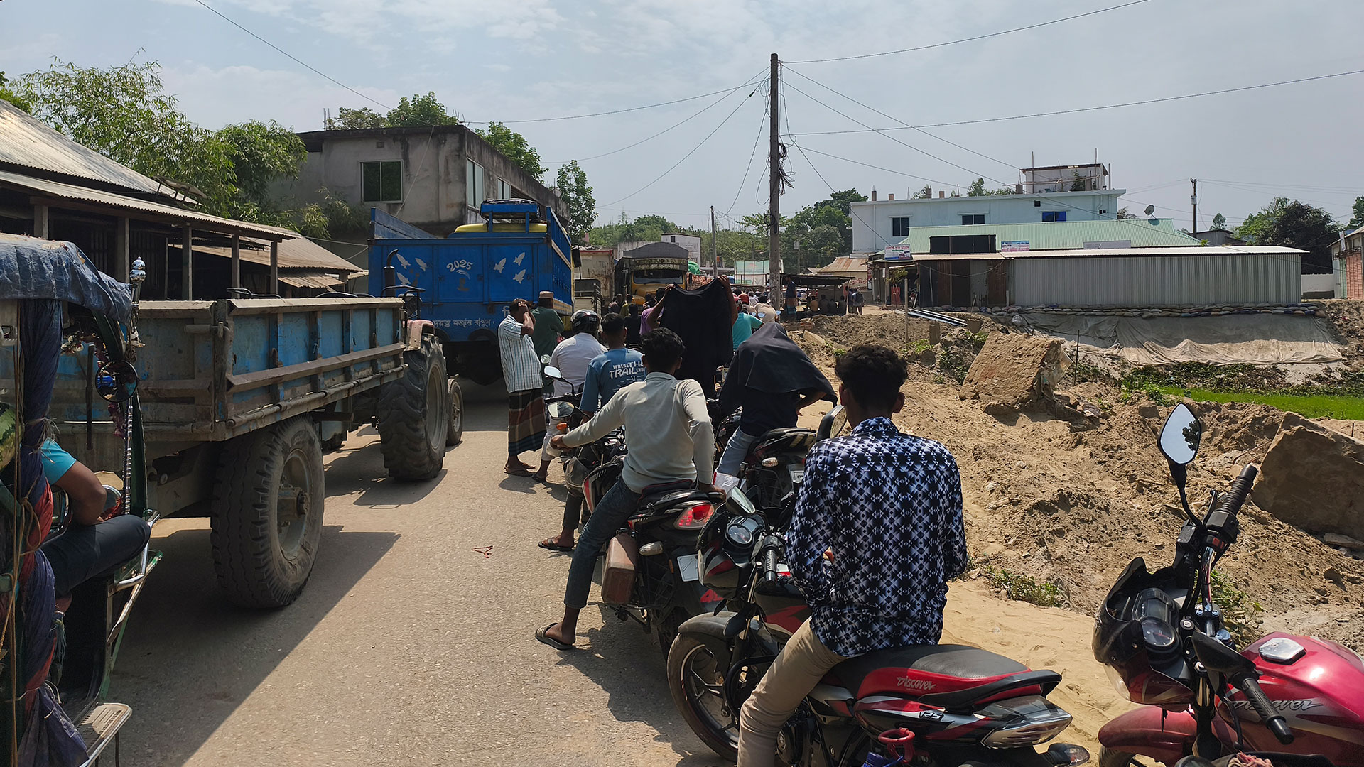 পাম্পে ভিড়, সরিষাবাড়ী–তারাকান্দি মহাসড়কে যানজট