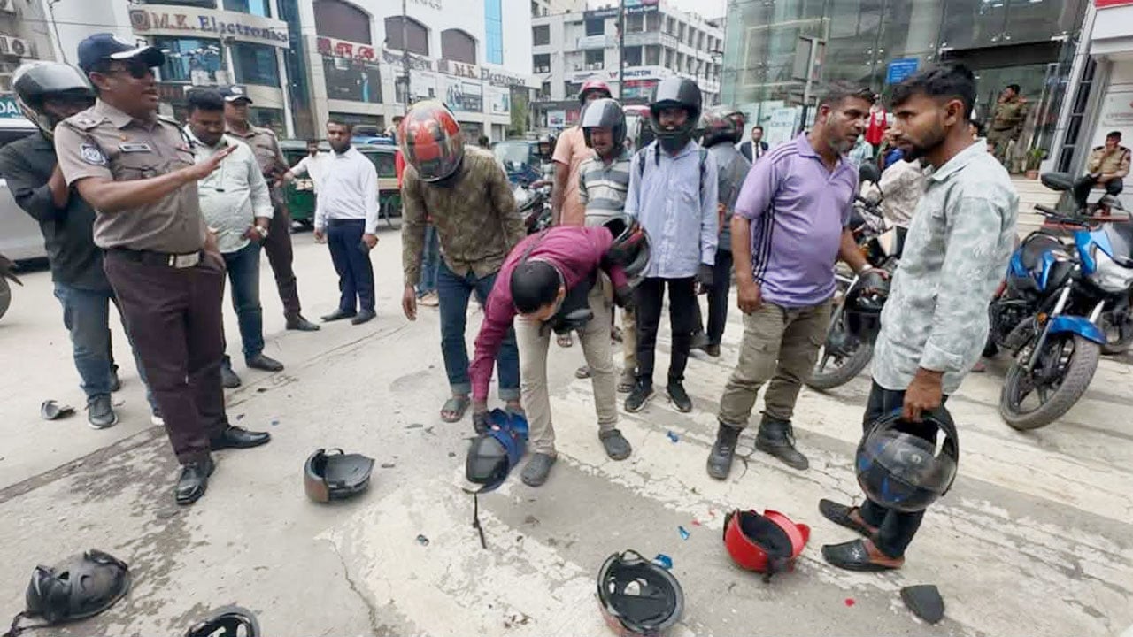 গুলশানে প্লাস্টিক হেলমেট ভেঙে দিচ্ছে পুলিশ