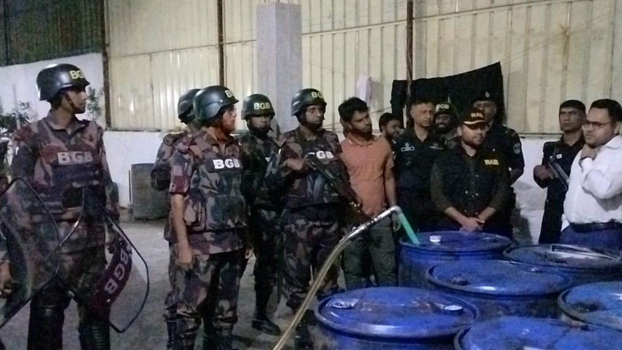 বিজিবি তিন মাসে ৫ হাজার লিটার অবৈধ ভোজ্যতেল জব্দ করেছে