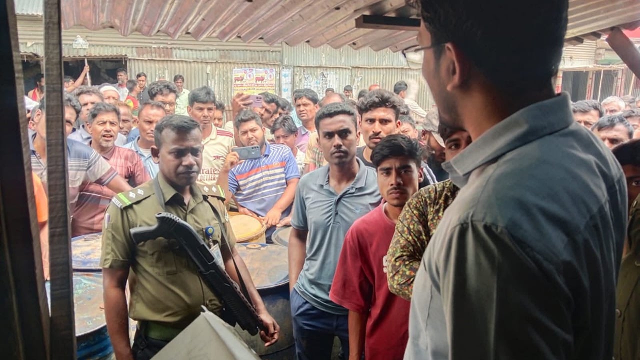 জামালপুরে অবৈধ পেট্রোল মজুত, ব্যবসায়ীকে ২৫ হাজার টাকা জরিমানা