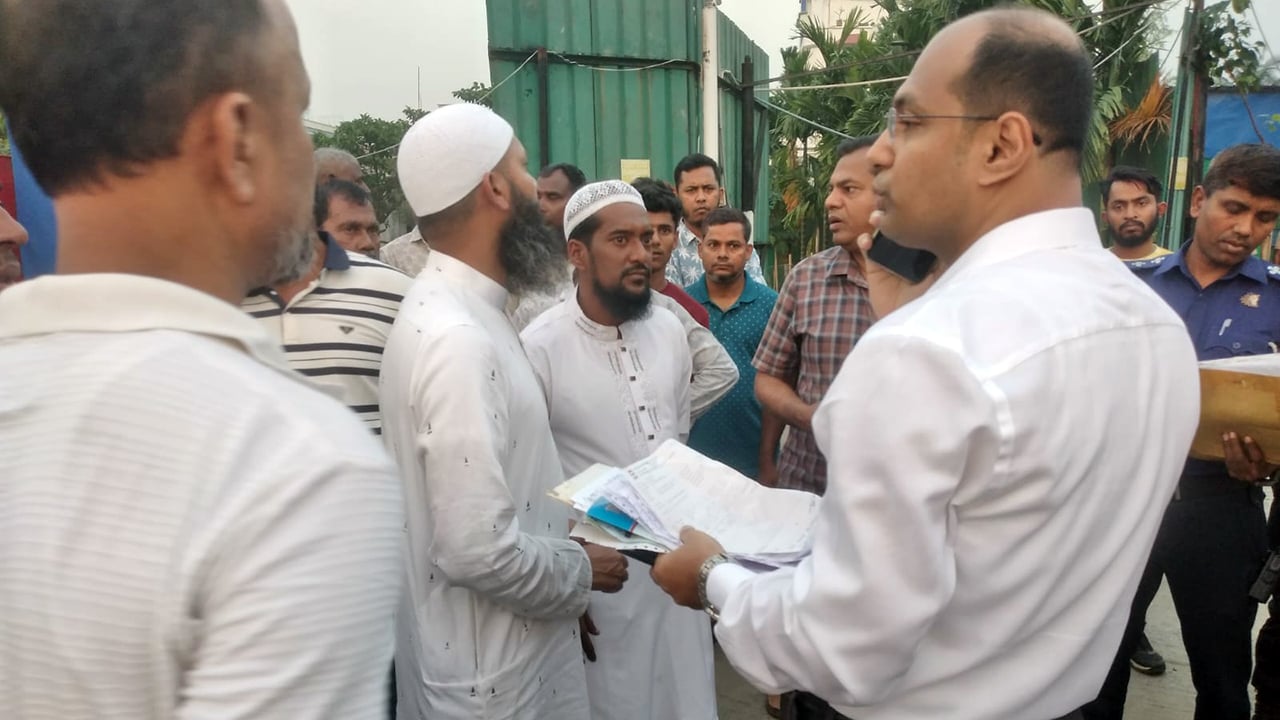 নারায়ণগঞ্জে অবৈধ তেল মজুত, দুইজন আটক